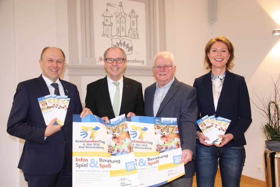 „Hier ist wirklich was für jeden dabei“: (von links nach rechts) Bad Wünnenbergs Bürgermeister Christoph Rüther, Landrat Manfred Müller, Friedhelm Kaup, Vorsitzender des Kreisjugendhilfeausschusses, und Organisatorin Edith Rehmann-Decker laden zum Kreisfamilientag nach Bad Wünnenberg ein  Bildnachweis: Amt für Presse- und Öffentlichkeitsarbeit, Kreis Paderborn, Michaela Pitz